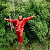 武术高手在四川窦团山上显神功